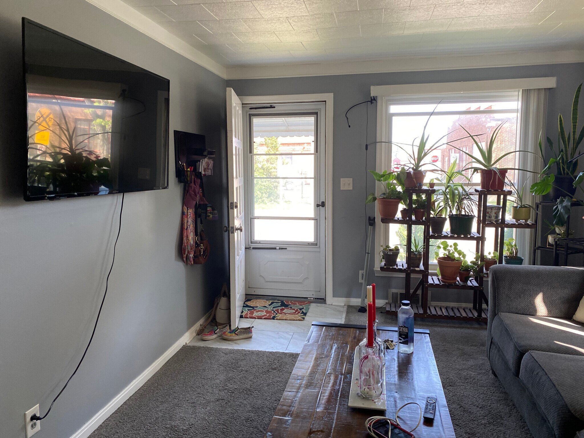 Living room - 528 E Cambourne St