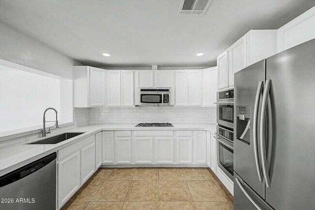 Building Photo - 2601 E Dahlia Dr
