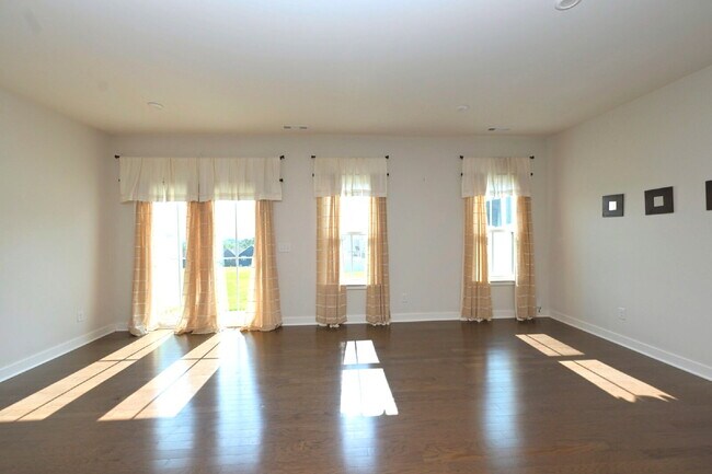 Building Photo - Rent to Own Option - Beautiful, like new 3BR/2.5BA townhouse in Goodlettsville