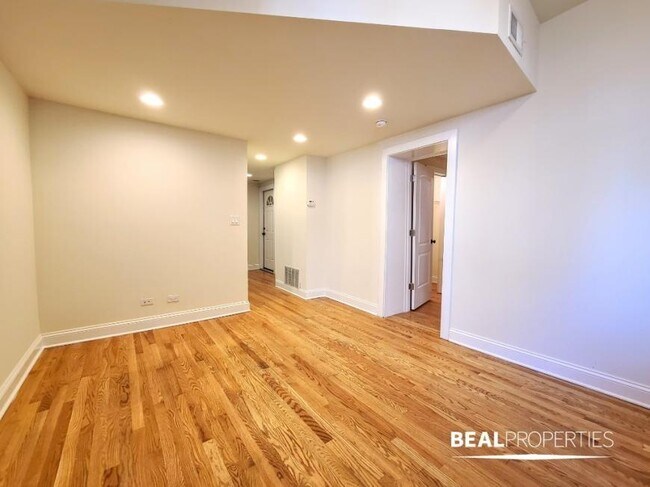 Building Photo - 1 bedroom in CHICAGO IL 60613