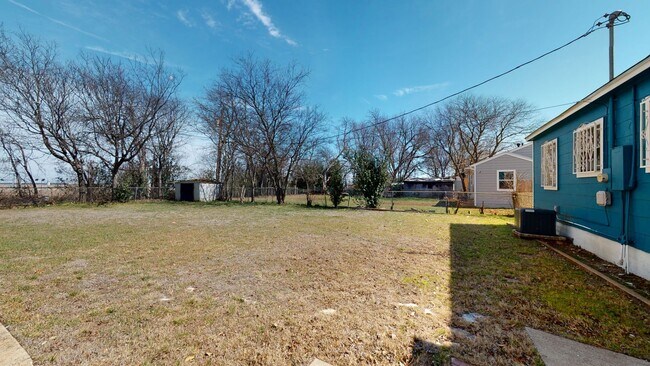 Building Photo - HUGE PRICE IMPROVEMENT $995!!!!