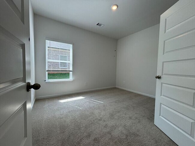 Building Photo - MOVE IN SPECIAL