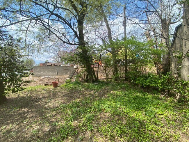 Building Photo - Great Location! Must See!