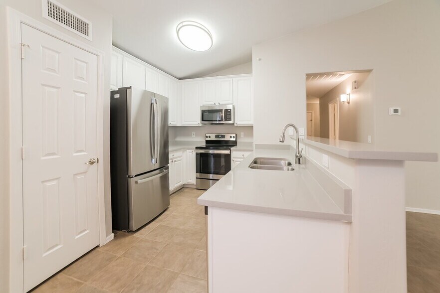 Building Photo - 12557 W Mandalay Ln