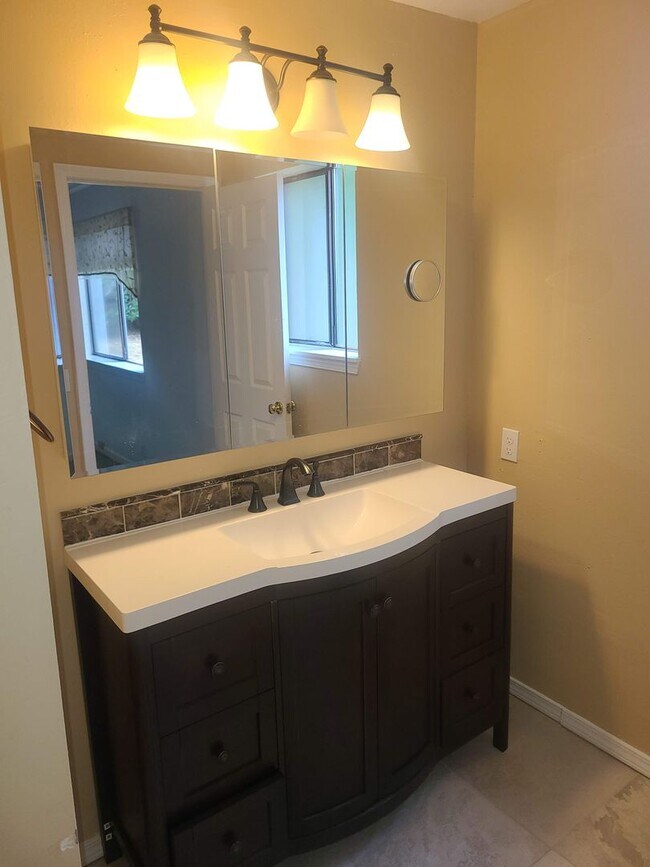 Building Photo - 5 Bedroom 3.5 Bathroom in Bothell (North C...