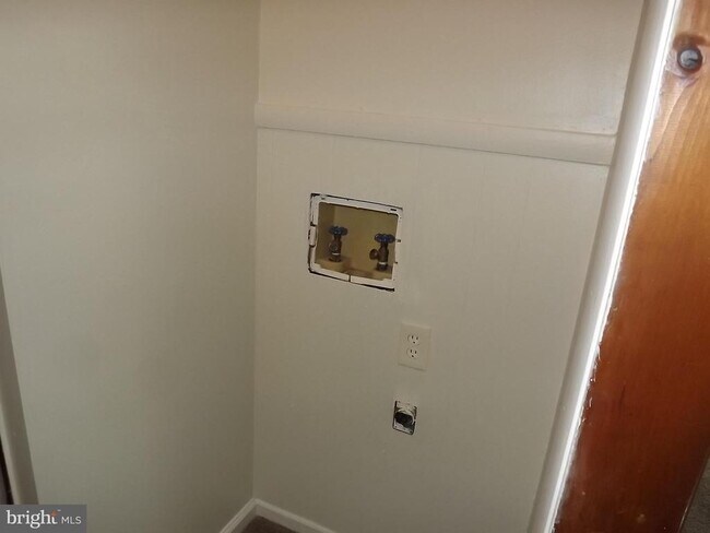 Building Photo - 244 W Clayton Ave