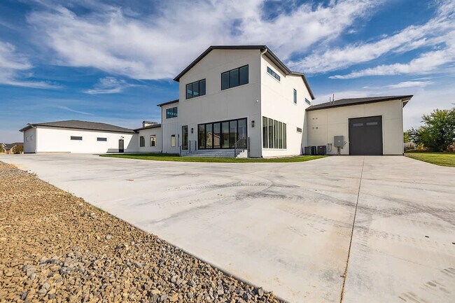Building Photo - 12401 Rivendell Ct