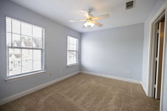 Building Photo - 4 bedroom Townhome Near LSU in a Gated Community