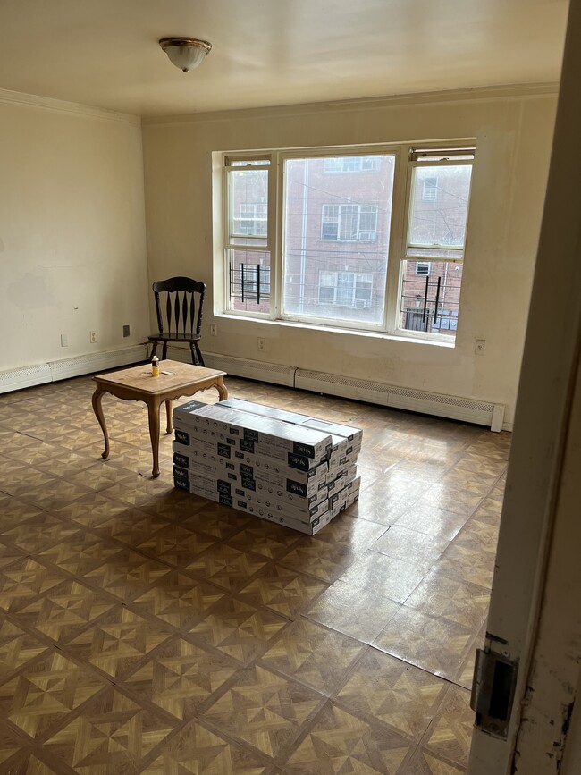 Wide living room windows - 3020 Lewmay Rd