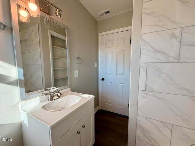 Building Photo - 910 E Divine St