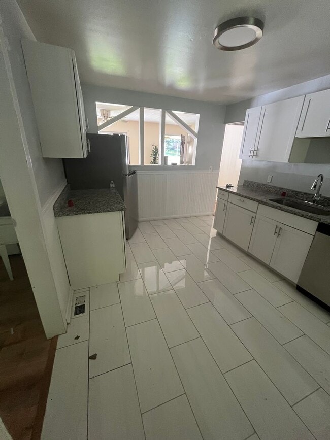Building Photo - Three Bed, 2 Bath in Cincinnati!