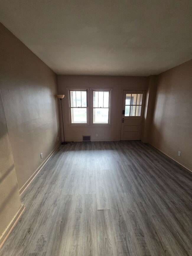 Building Photo - 304 Lake St