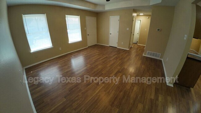 Building Photo - 318 College St