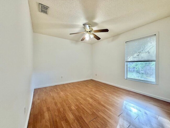 Building Photo - Large and Spacious 4/2 in Ideal Location!