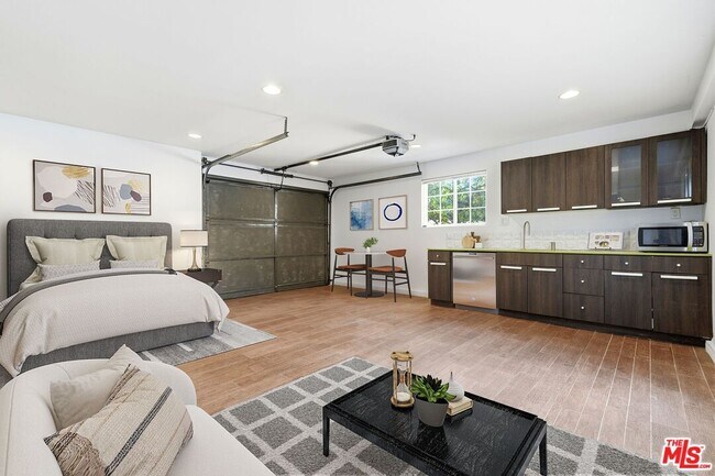 Building Photo - 5995 Saturn St