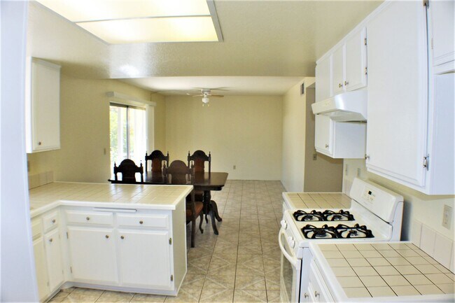 Building Photo - 25740 Rosebay Ct