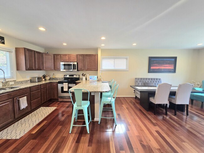 Building Photo - 108 N Gladden St