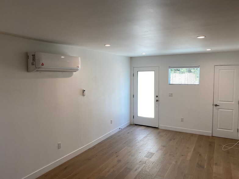 Living Room and Entrance - 2100 Rome Dr