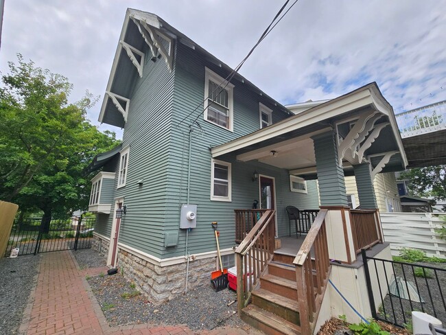 Building Photo - SINGLE FAMILY HOME! Great Location! Laundr...