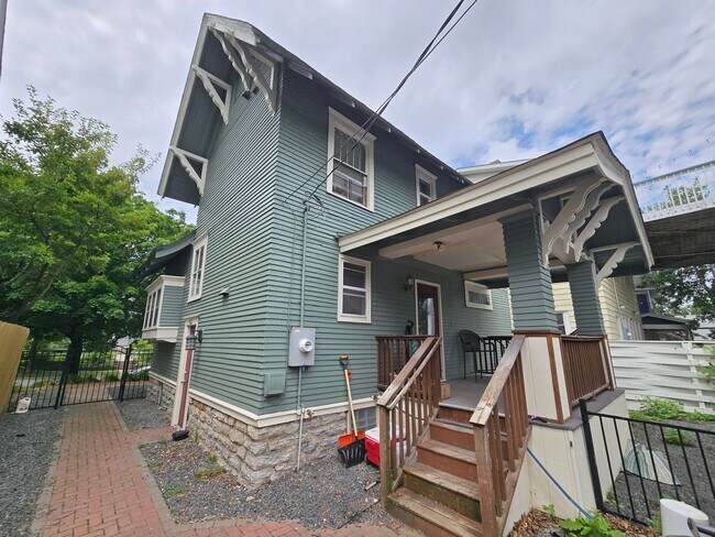 Building Photo - SINGLE FAMILY HOME! Great Location! Laundry, Wood Floors and Parking!