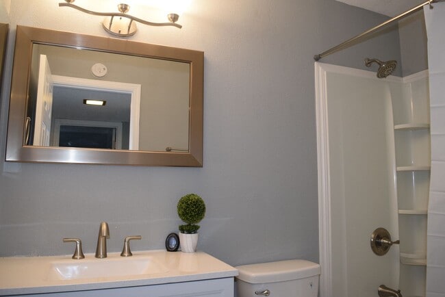 Building Photo - 6505 Hillsdale Blvd