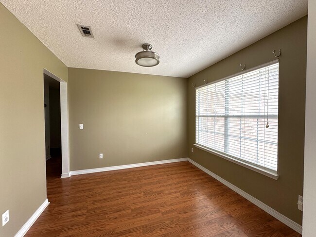 Building Photo - 139 Steeplechase Dr
