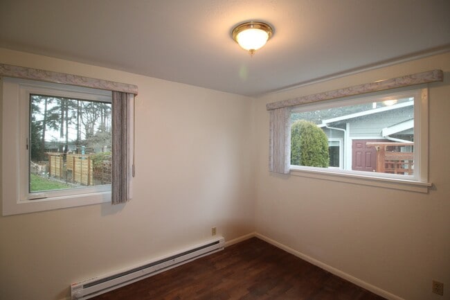 Building Photo - 2 Bed 1 Bath - Excellent Condition - Pet Friendly - Large Fenced Yard