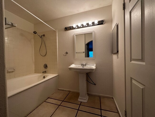 Building Photo - Henderson First Floor Condo - In Gated Community With Pool.