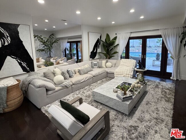 Building Photo - 1727 San Ysidro Dr