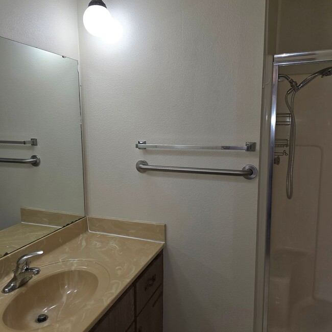 Building Photo - 436-436 E Redwood St