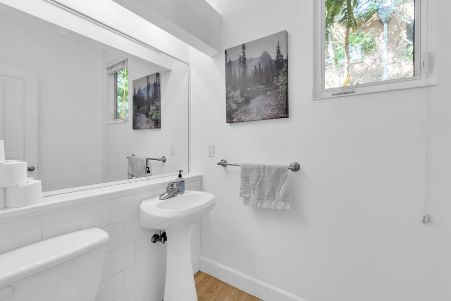 Half bath - 1619 N Franklin St