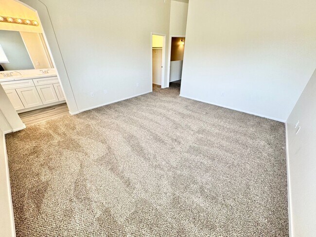 Building Photo - BEAUTIFULLY UPDATED SOUTHWEST LAS VEGAS TOWNHOME WITH NEW KITCHEN AND FLOORING