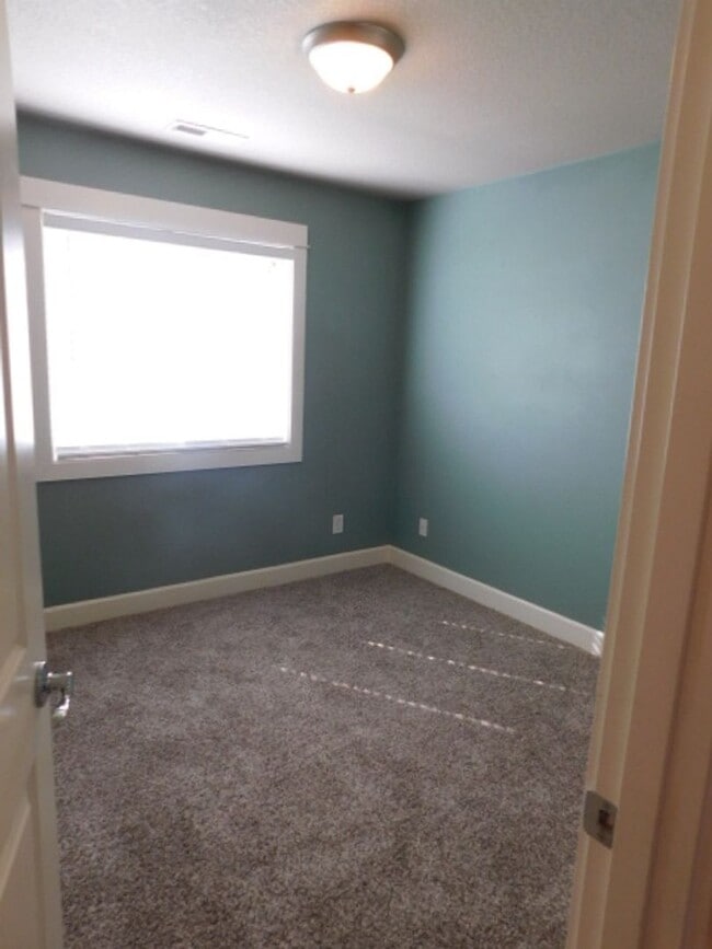 Building Photo - 4Bd/2.5Ba Two Story House - Available View!
