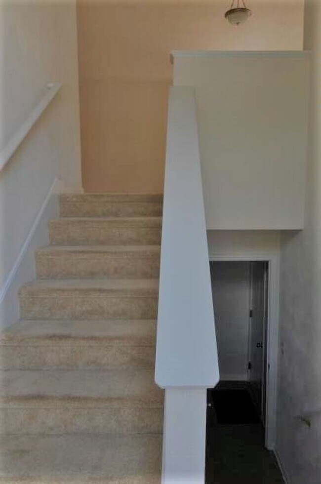 Building Photo - 4 Bedroom 2 Half Bath Townhouse with 2 Car...