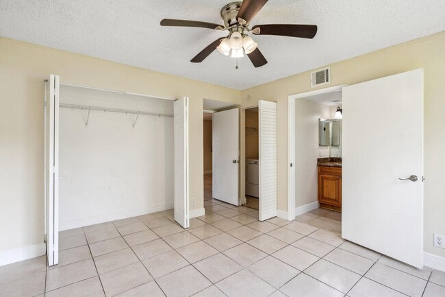 Building Photo - 1453 Lake Crystal Dr