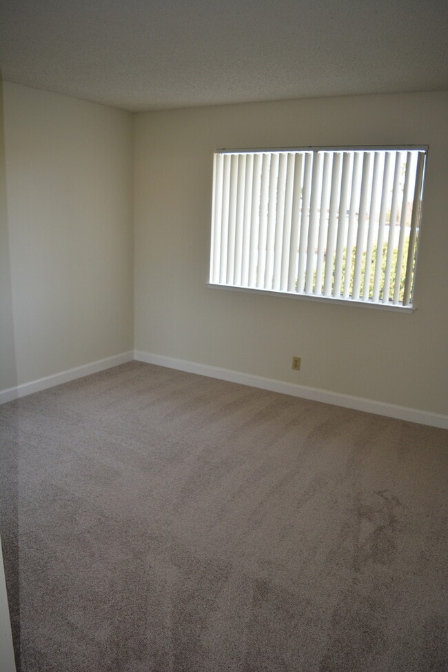 Building Photo - UPSTAIRS 2 BEDROOM UNIT IN A 4PLEX AT HAMILTON DOWNS