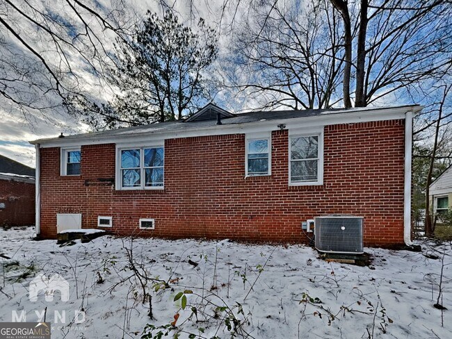 Building Photo - 1825 Oakmont Dr NW