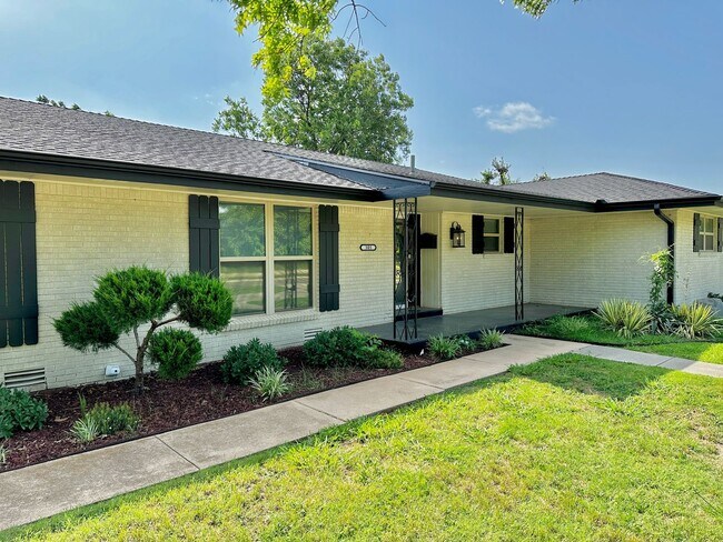Building Photo - Lawn Care & WiFi Included