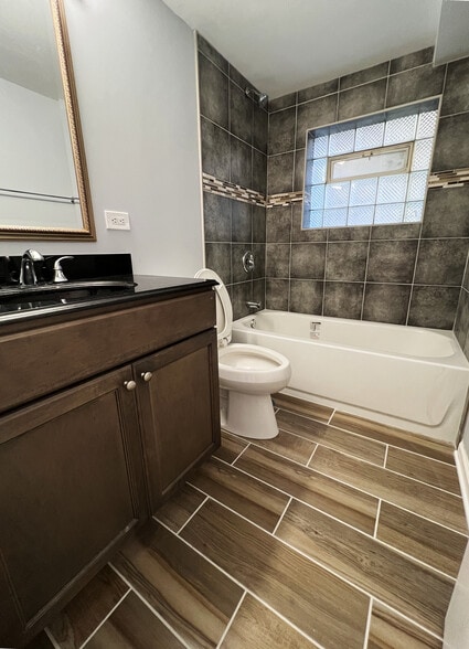 Building Photo - 4538 N Christiana Ave