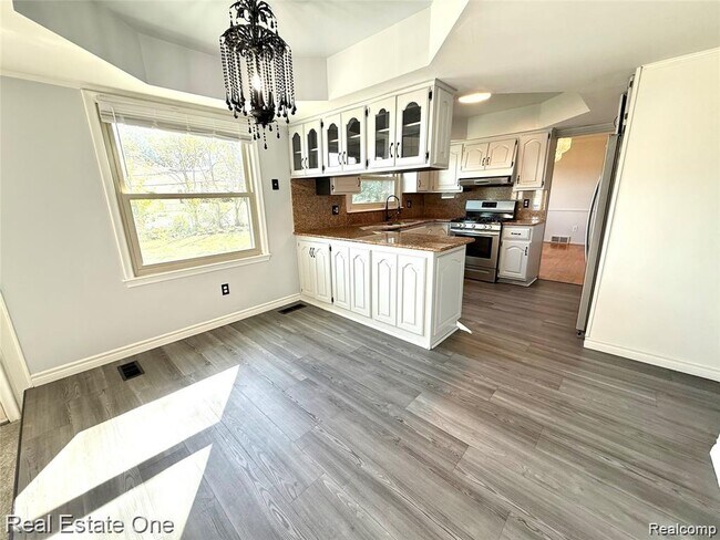 Building Photo - 26211 Simone St