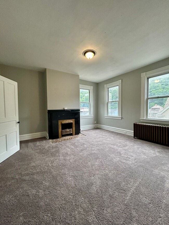 Building Photo - Large 3bd/ 1.5 bath Home w/Attic Room l Sp...