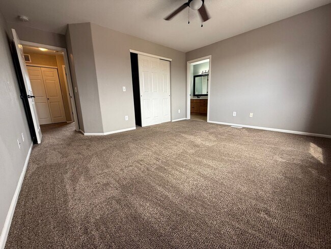 Building Photo - Beautiful 3 Bed / 3 Bath Home in Desirable D49!