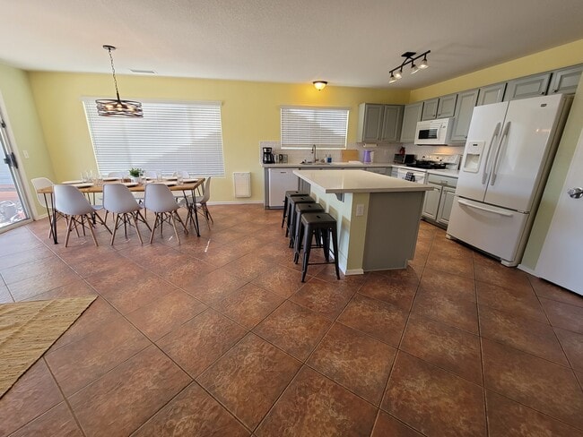 Building Photo - 1502 E Maldonado Dr