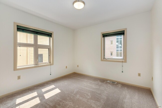 Building Photo - Stunning Townhome Style in NE Portland Lloyd Center District