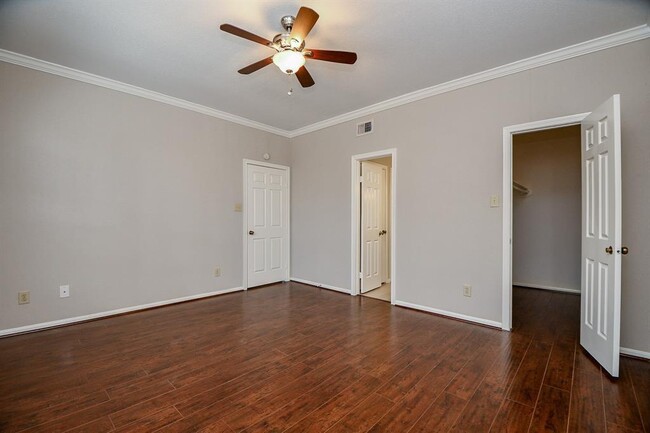 Building Photo - 2255 Braeswood Park Dr