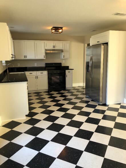 Building Photo - 1006 Bales St