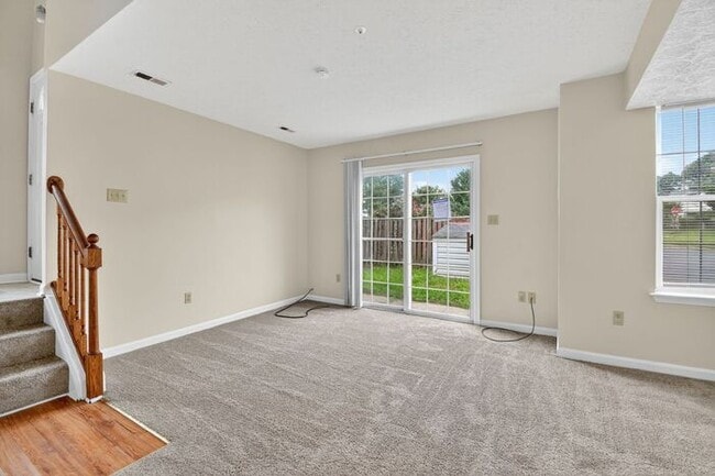 Building Photo - Pet Friendly End Unit Townhouse with Fence...