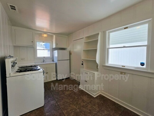Building Photo - 57 7th Ct
