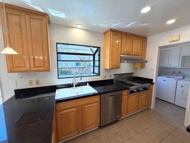 Building Photo - REMODELED LARGE 1600sf 4BR/2BA 3PK ?Miramonte Gardens AVAIL NOW