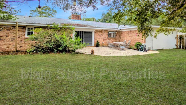 Building Photo - 2 Manor Dr